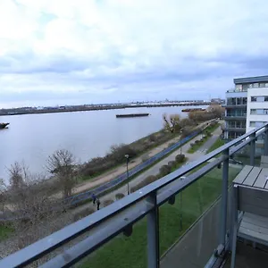 Lovely 2 Bed 2 Toilet Hill House River View Apartment London