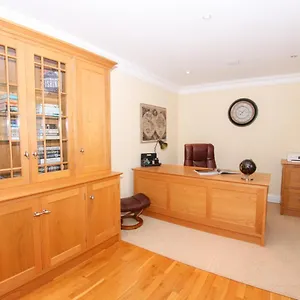 Gower Luxury Retreat: Spacious With Proximity Holiday home