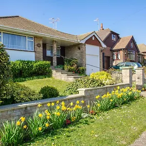 Dean Court - Parking - By Lets Holiday home Brighton